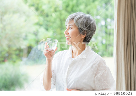 コップを持つシニア女性 99910023