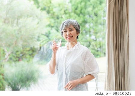 コップを持つシニア女性 コップを持つシニア女性 99910025