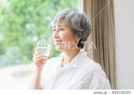 コップを持つシニア女性 99910030