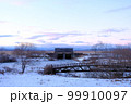 冬の夕方の岩保木水門 北海道釧路町 99910097