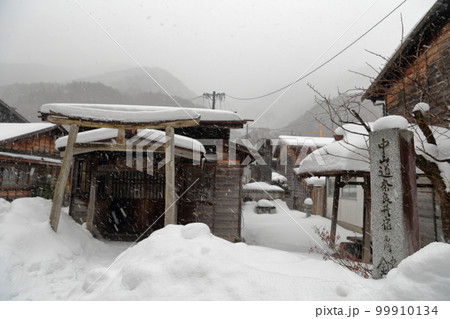 雪が舞う鳥居（奈良井宿　長野県 塩尻市） 99910134