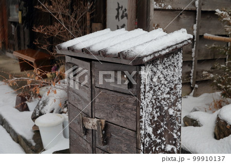 雪が積もった木造製の消火栓 格納庫(奈良井宿 長野県 塩尻市) 雪が積もった木造製の消火栓 格納庫(奈良井宿 長野県 塩尻市) 99910137