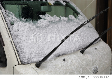 車のフロントに積もった雪(奈良井宿 長野県 塩尻市) 車のフロントに積もった雪(奈良井宿 長野県 塩尻市) 99910142