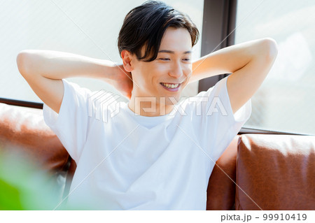 若い男性のポートレート 99910419