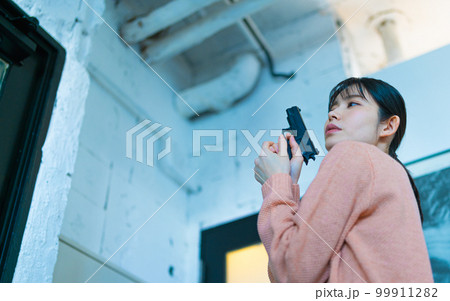銃を持った女性 銃を持った女性 99911282
