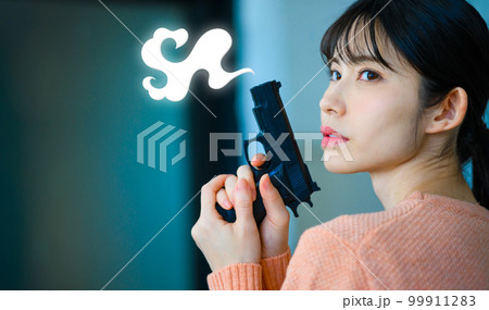 銃を持った女性 銃を持った女性 99911283