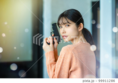 銃を持った女性 99911286