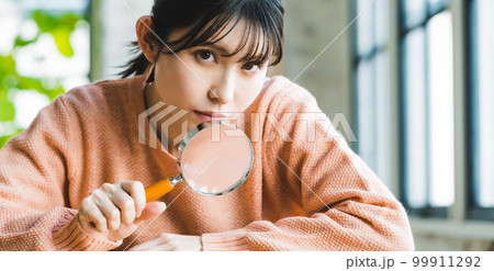 ルーペと女性 ルーペと女性 99911292