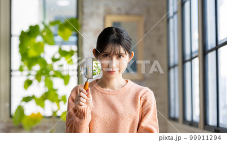 ルーペと女性 ルーペと女性 99911294