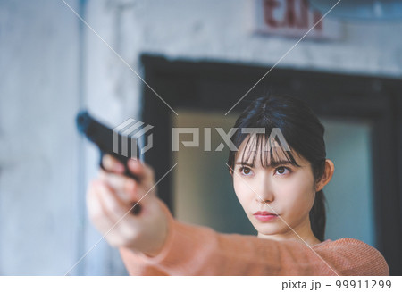 銃を持った女性 99911299