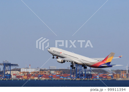 羽田空港を離陸する海外の旅客機　海外旅行　インバウンド 99911394