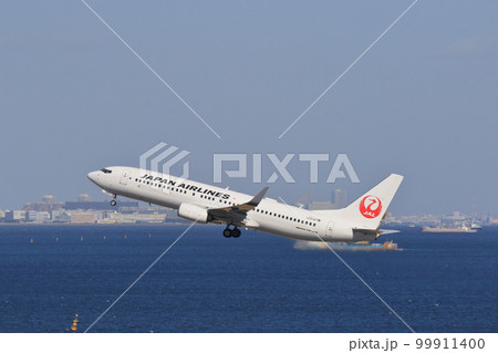 羽田空港を離陸する旅客機　海外旅行　インバウンド 99911400