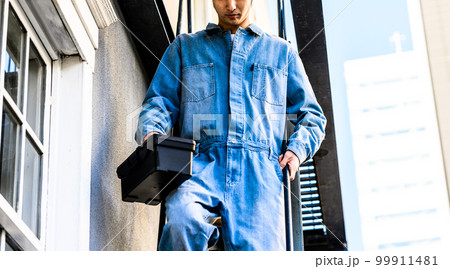 修繕する男性 修繕する男性 99911481