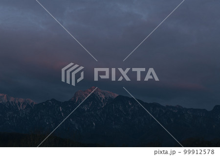 北杜市武川町、朝日が甲斐駒山頂と雲を赤く染める時 99912578