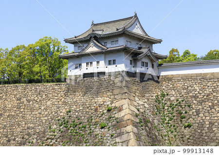 大阪市中央区　大阪城の外堀と千貫櫓 99913148