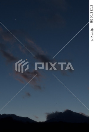 北杜市武川町、夕暮れの空、甲斐駒の上に輝く宵の明星と木星 北杜市武川町、夕暮れの空、甲斐駒の上に輝く宵の明星と木星 99913812