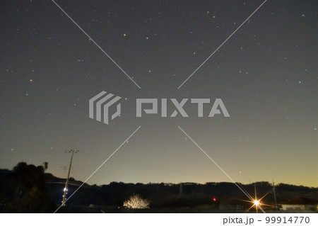 北杜市白州町、夜空に輝く星々、立上る北斗七星 99914770