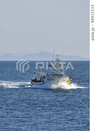 早春の北海道森町砂原漁港に帰港するホタテ漁船の風景を撮影 早春の北海道森町砂原漁港に帰港するホタテ漁船の風景を撮影 99915515
