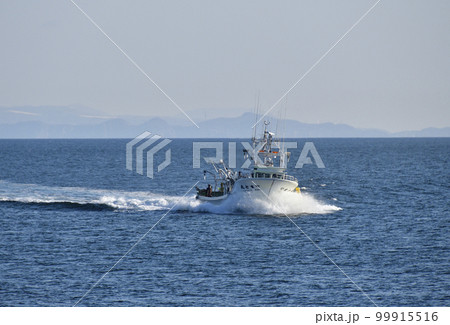 早春の北海道森町砂原漁港に帰港するホタテ漁船の風景を撮影 早春の北海道森町砂原漁港に帰港するホタテ漁船の風景を撮影 99915516