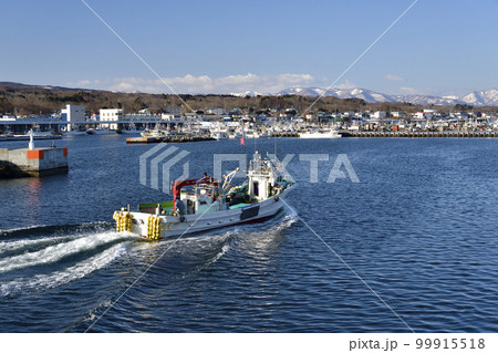 早春の北海道森町砂原漁港に帰港するホタテ漁船の風景を撮影 早春の北海道森町砂原漁港に帰港するホタテ漁船の風景を撮影 99915518