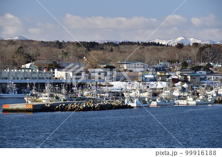早春の北海道森町砂原漁港の風景を撮影 99916188