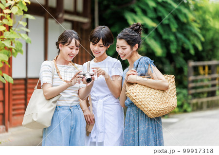 仲良しの友達と女子旅を楽しむ若い女性 99917318
