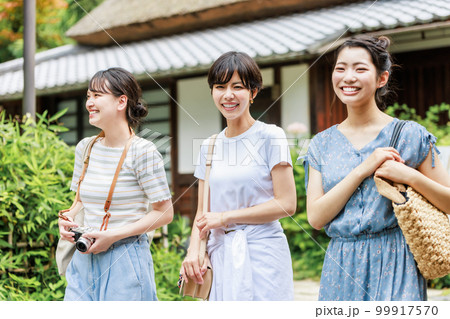 仲良しの友達と女子旅を楽しむ若い女性 99917570