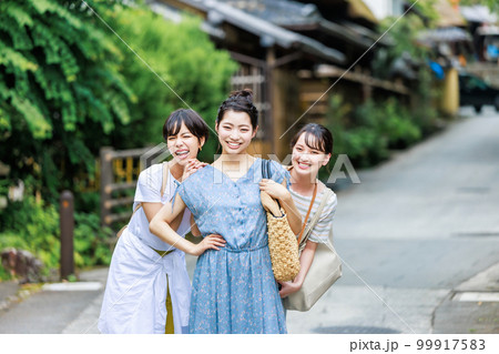 仲良しの友達と女子旅を楽しむ若い女性 99917583