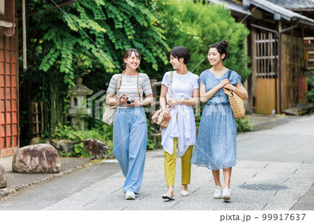 仲良しの友達と女子旅を楽しむ若い女性 仲良しの友達と女子旅を楽しむ若い女性 99917637