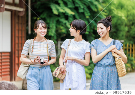 仲良しの友達と女子旅を楽しむ若い女性 99917639