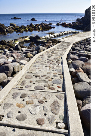 早春の北海道函館市椴法華で水無海浜温泉の風景を撮影 99918100