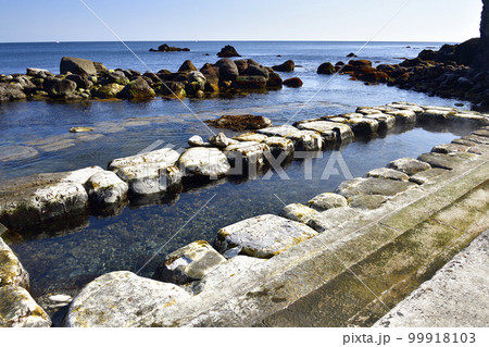 早春の北海道函館市椴法華で水無海浜温泉の風景を撮影 99918103