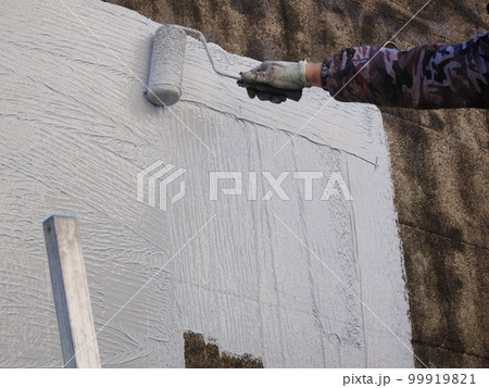 コンクリート擁壁の剥落防止工事（砂骨ローラーで材料を配っている様子） 99919821