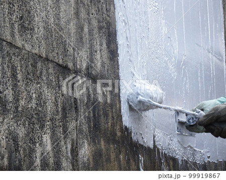 コンクリート擁壁の剥落防止工事（砂骨ローラーで材料を配っている様子） 99919867