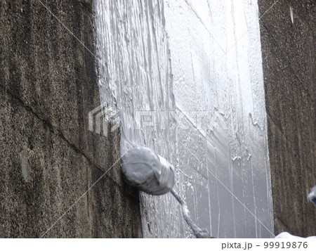 コンクリート擁壁の剥落防止工事（砂骨ローラーで材料を配っている様子） 99919876