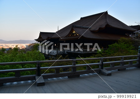 日本の京都 春の清水寺 清水の舞台と呼ばれる本堂 美しい朝日と青空と街並み 奥の院からの展望 日本の京都 春の清水寺 清水の舞台と呼ばれる本堂 美しい朝日と青空と街並み 奥の院からの展望 99919921