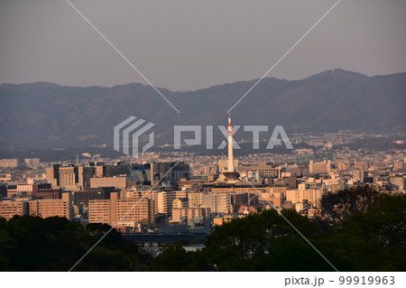 日本の春の京都　朝日が照らし出す京都駅周辺の街並み　シンボルの京都タワーや高層ビル　清水寺からの展望 99919963