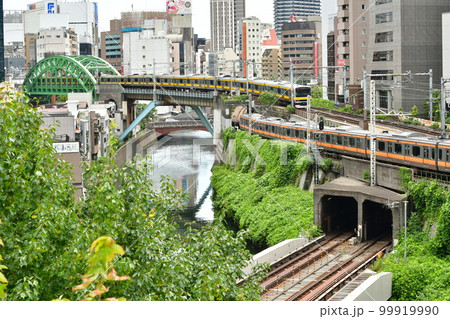 中央快速と総武各駅 神田川 御茶ノ水駅 中央快速と総武各駅 神田川 御茶ノ水駅 99919990