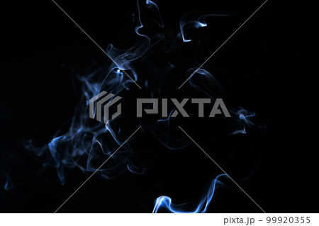 黒いキャンバスに白い煙が描く抽象的な模様 99920355