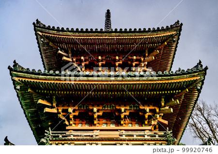 京都大山崎の冬の寶積寺の三重塔 99920746