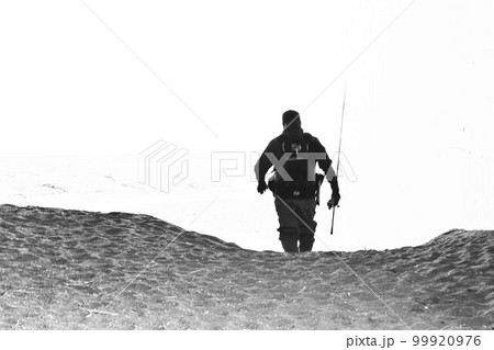 ビーチの釣り人 99920976