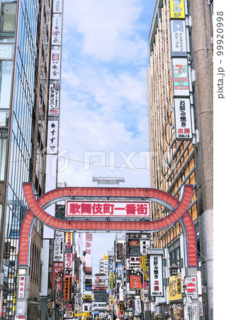 東京新宿歌舞伎町の街並みイラスト 東京新宿歌舞伎町の街並みイラスト 99920998