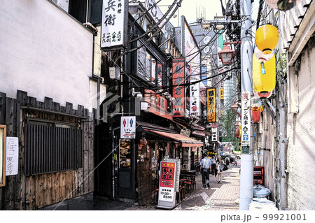 東京新宿歌舞伎町の街並みイラスト 東京新宿歌舞伎町の街並みイラスト 99921001