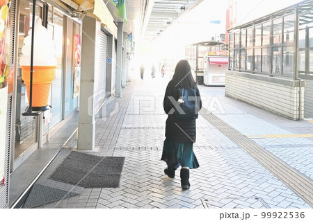 駅界隈の通行人・抽象的心象画像・ブレボケ表現 99922536