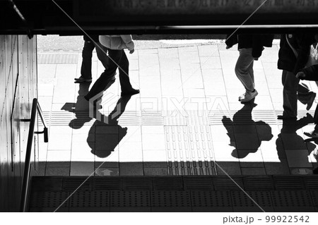 駅界隈の通行人・抽象的心象画像・ブレボケ表現 99922542