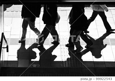 駅界隈の通行人・抽象的心象画像・ブレボケ表現 99922543