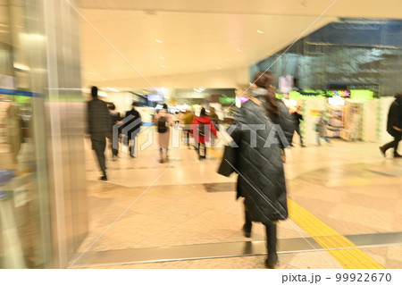 駅界隈の通行人・抽象的心象画像・ブレボケ表現方法 99922670