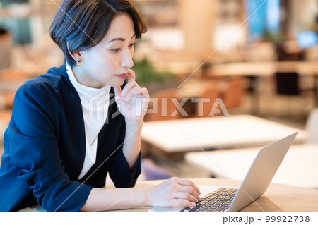 ノートパソコンを使うカフェの女性オーナー ノートパソコンを使うカフェの女性オーナー 99922738
