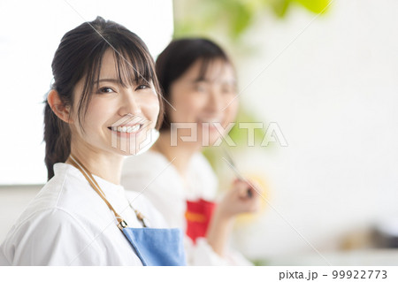 エプロンをつけた可愛い女性 99922773