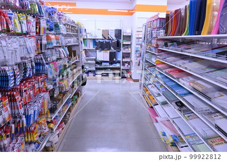 百円ショップの店内の光景 百円ショップの店内の光景 99922812